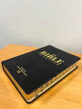 Charger l'image dans la galerie, Bible d'étude Thompson version NBS - Couverture souple noir avec tranche or et  onglets