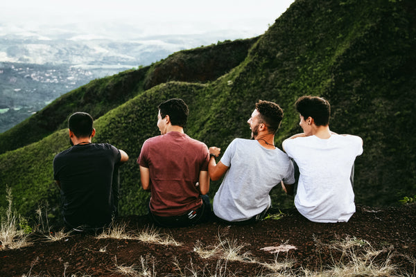 Des bons amis chrétiens qui apprennent à partager leurs fardeaux