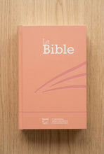 Charger l'image dans la galerie, Bible Segond 21 compacte – Couverture rigide rose guimauve
