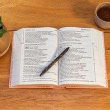 Load image into Gallery viewer, Segond 21 (S21) Bible, pink hardcover, large print, pink hardcover
