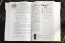 Charger l&#39;image dans la galerie, NIV - Couples&#39; Devotional Bible (Hardcover)
