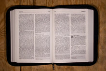 Load image into Gallery viewer, Bible Semeur 2015 - Bleue jeans souple Tranche blanche avec zip

